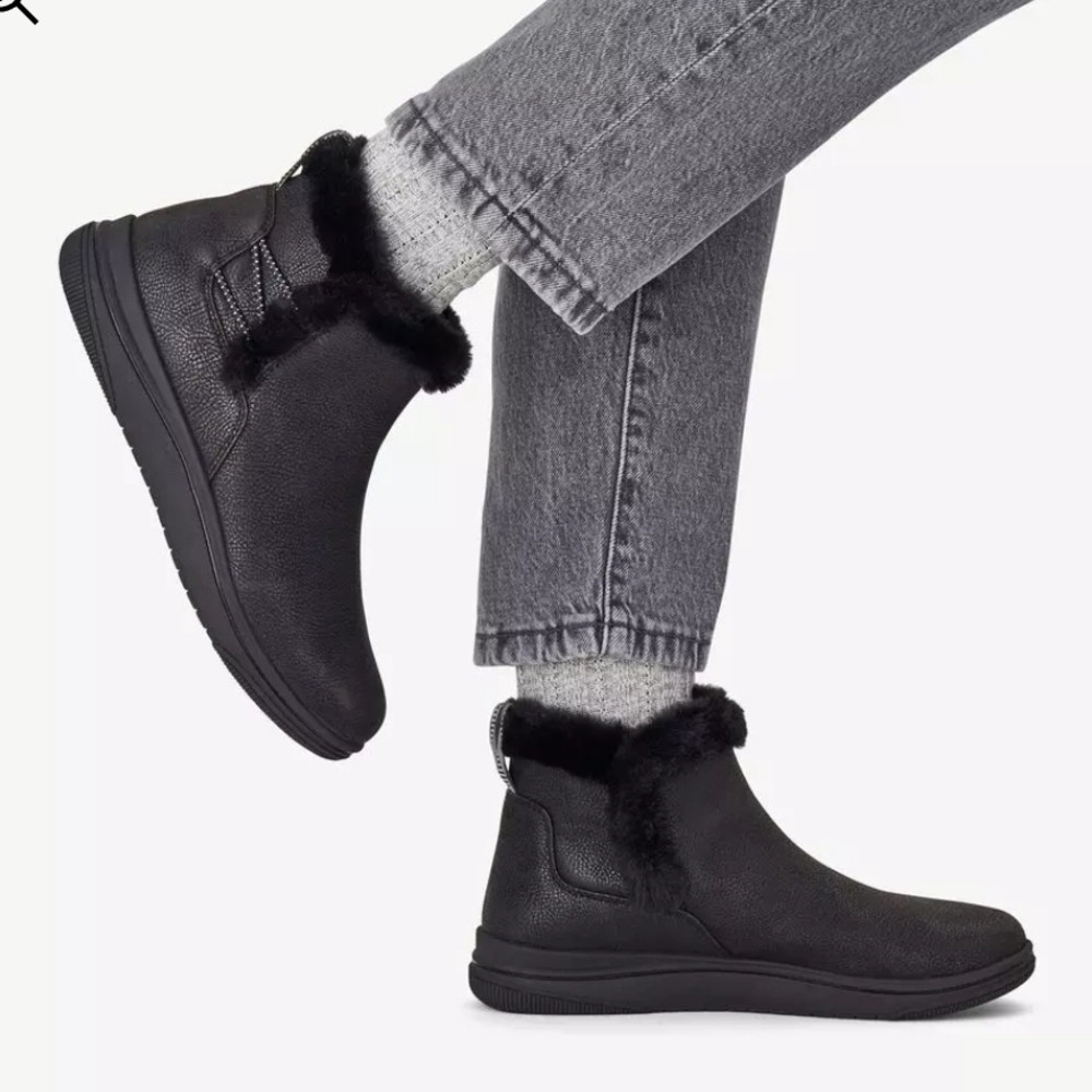 NIB Clarks Cloudstepper Breeze Fur Black Pull On Ankle Boot Size 9